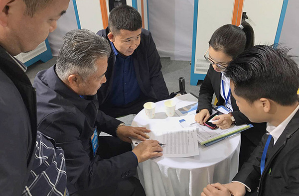 新疆暖通展首日碧源达科技大放异彩 现场签约六个经销代理，展会样机售空